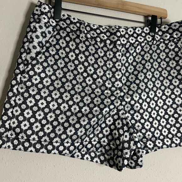 Loft Geometric Print Flat Front Shorts Size 8 - Picture 4 of 13